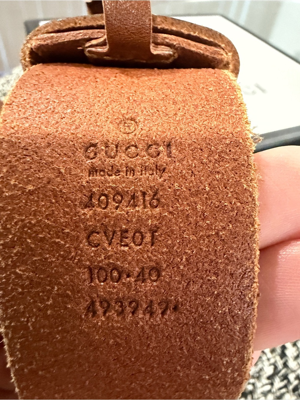 Gucci Tan Suede Leather Belt with Embossed Logo - Picture 2 of 2